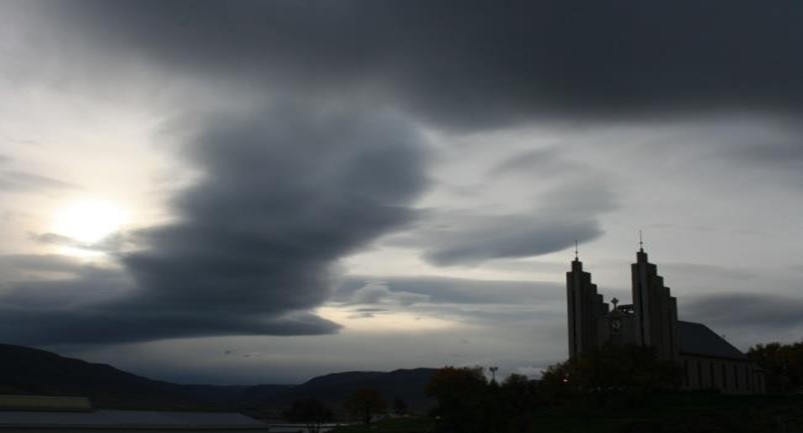Figura 28 - La chiesa e le nuvole di Akureyri